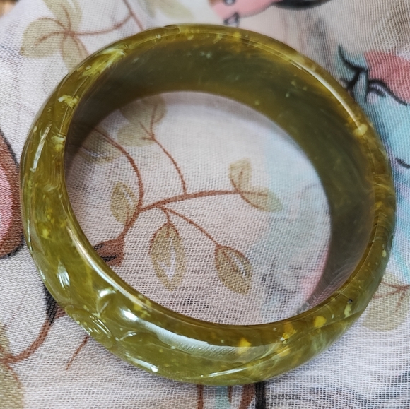 Olive Green Carved Vintage Plastic Slick Shiny Glossy Bangle Bracelet - Picture 8 of 10